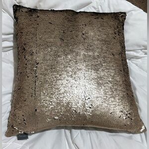 NWOT Aviva Stanoff Mermaid Sequined Black & Champagne Gold Down Pillow 20x 20